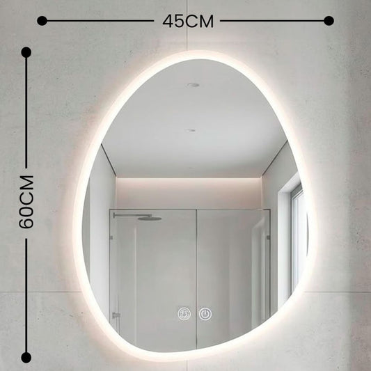 Espejo irregular LED instalado en un cuarto de baño moderno sobre el lavabo.