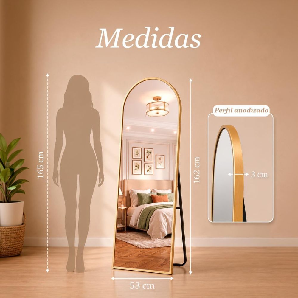 Espejo arqueado dorado de 161x52 cm decorando un dormitorio moderno.