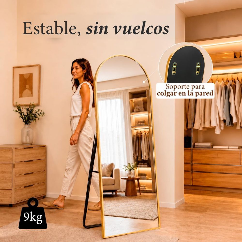Espejo de suelo arqueado con marco dorado ideal para vestidores elegantes.