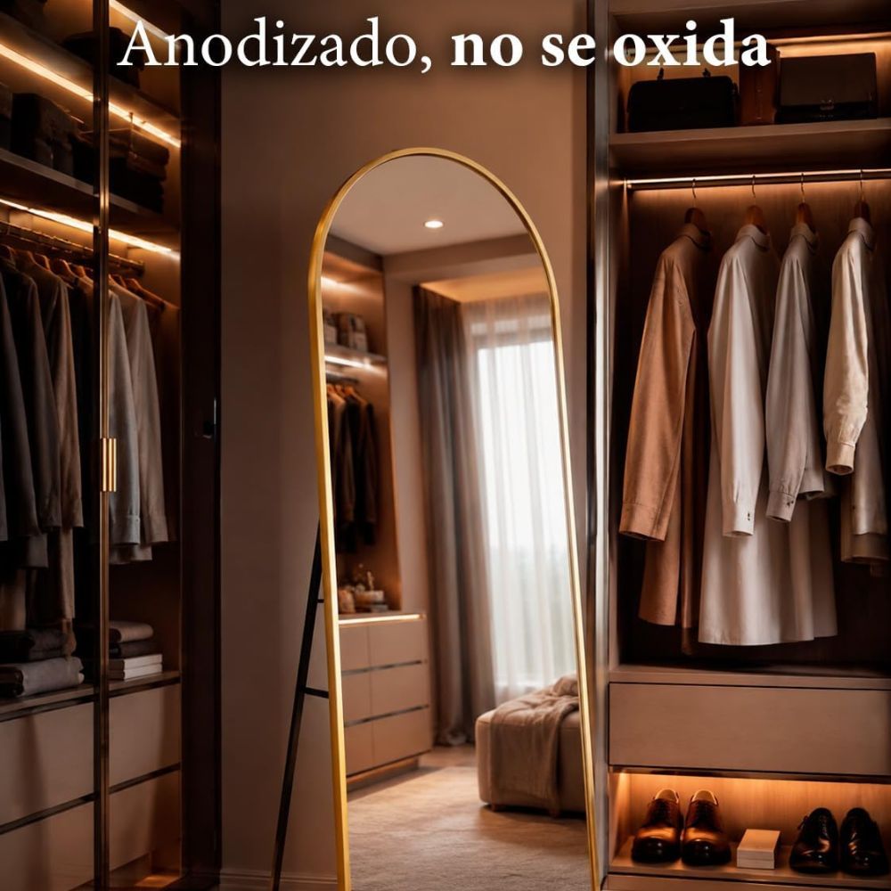 Espejo de pie cuerpo entero dorado Marctani ampliando visualmente un salón.