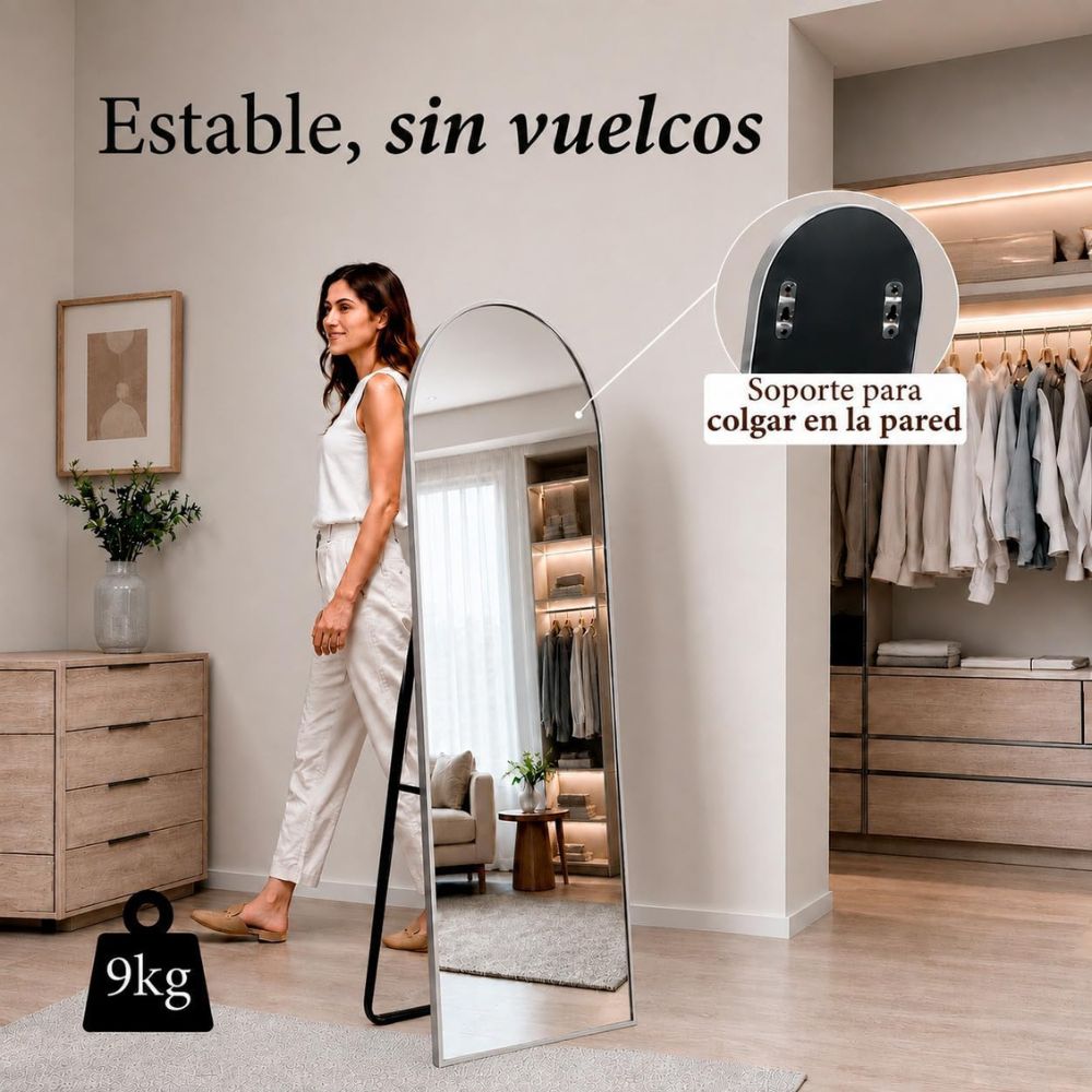 Espejo curvo plateado de pared aportando luminosidad a una habitación compacta