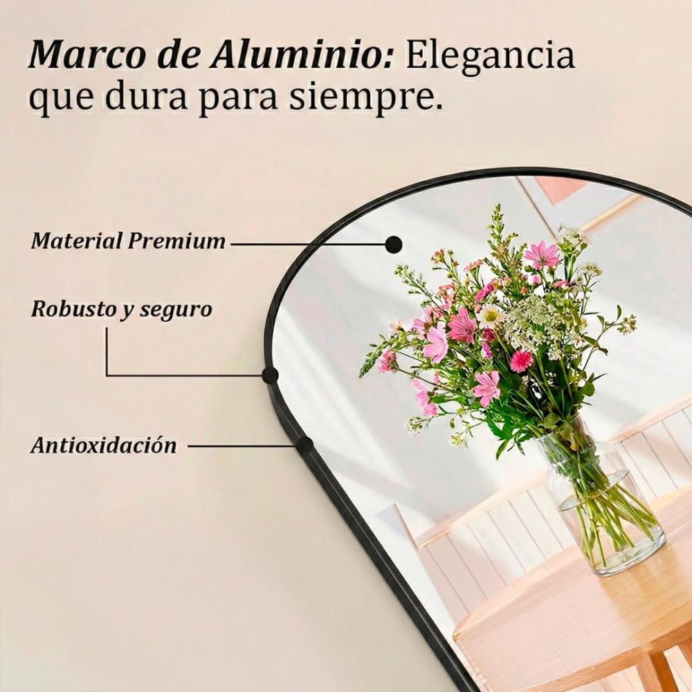 Espejo de suelo arqueado con marco dorado ideal para vestidores elegantes.
