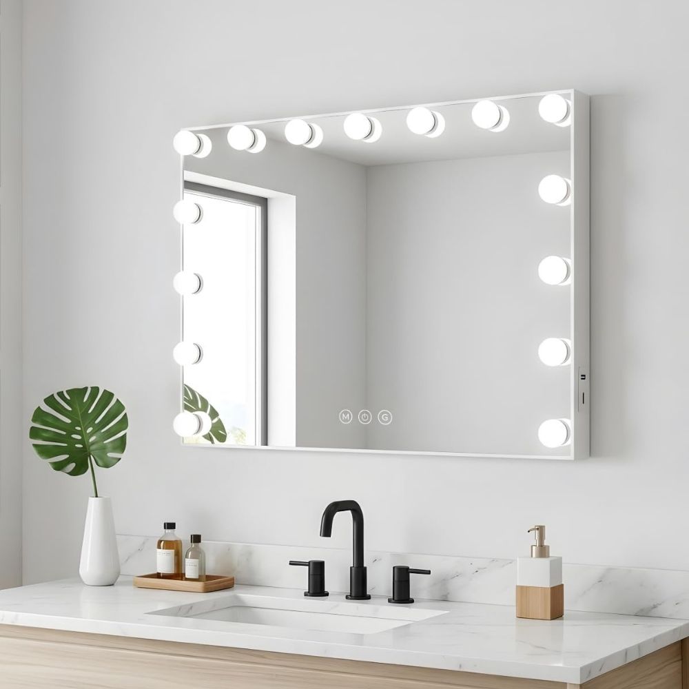 Espejo con luces LED apoyado sobre un escritorio de dormitorio moderno ideal para la rutina diaria.