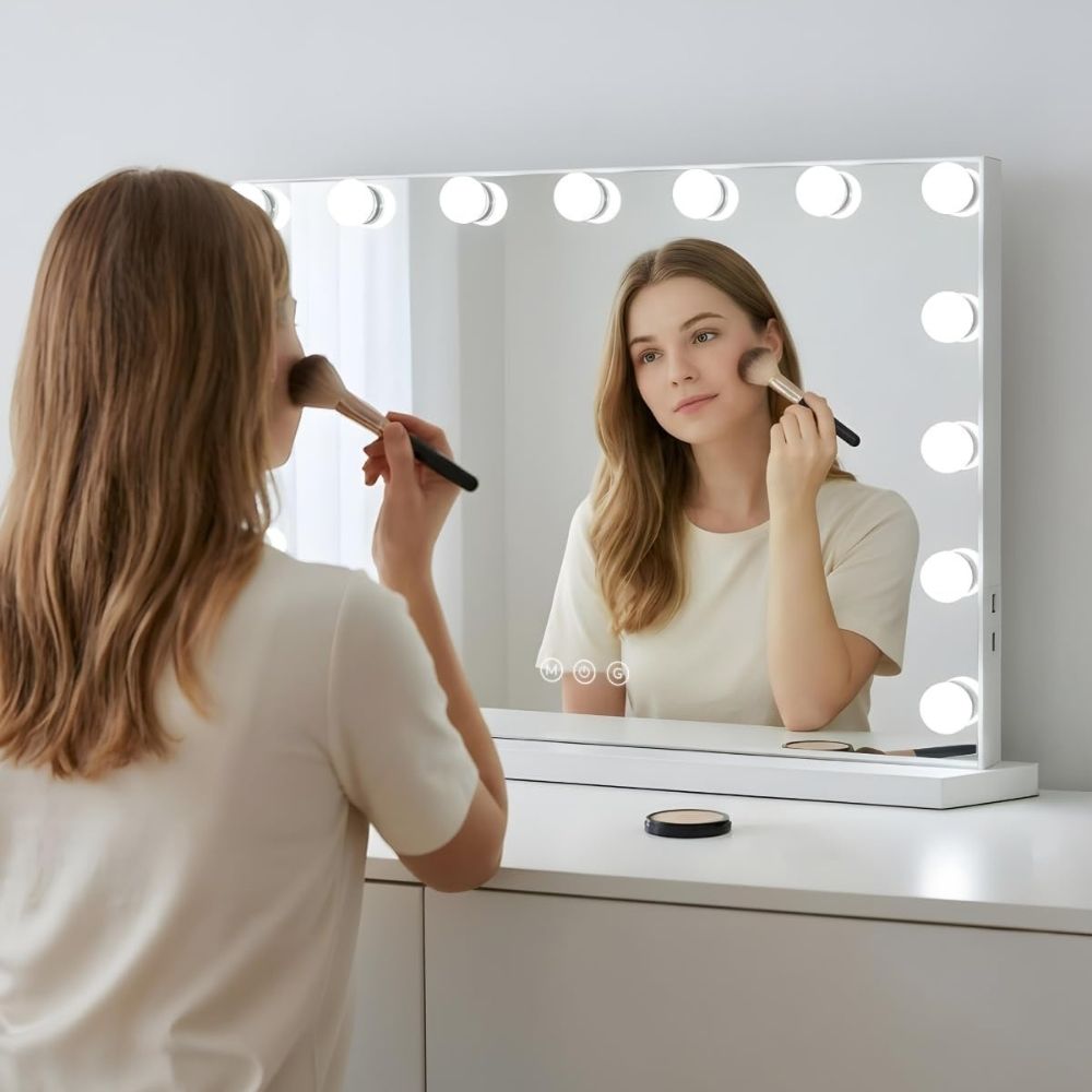 Espejo de maquillaje estilo Hollywood Marctani con 15 luces LED regulables y marco de metal blanco.
