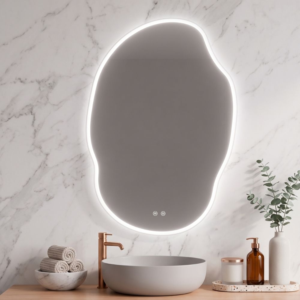 Espejo de baño irregular inteligente Marctani con luz LED frontal encendida.