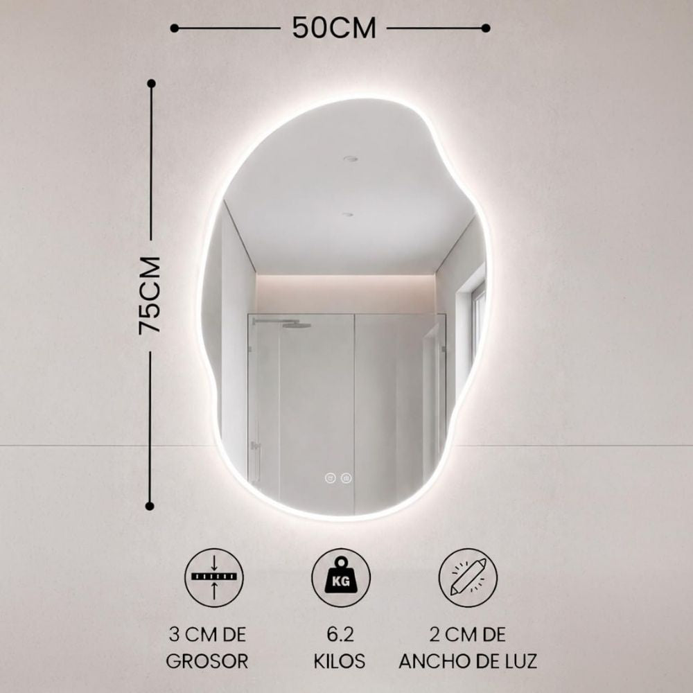 Espejo irregular LED instalado en un cuarto de baño moderno sobre el lavabo.