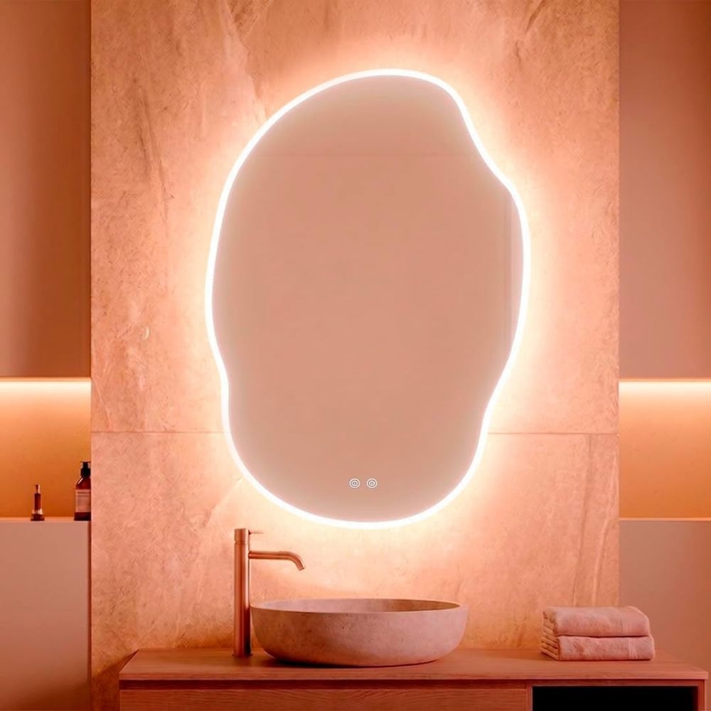 Espejo de baño irregular inteligente Marctani con luz LED frontal encendida.