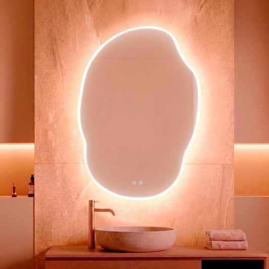 Espejo de baño irregular inteligente Marctani con luz LED frontal encendida.