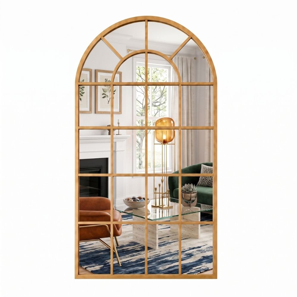 Espejo ventana en forma de arco Marctani con marco metálico dorado en salón moderno.