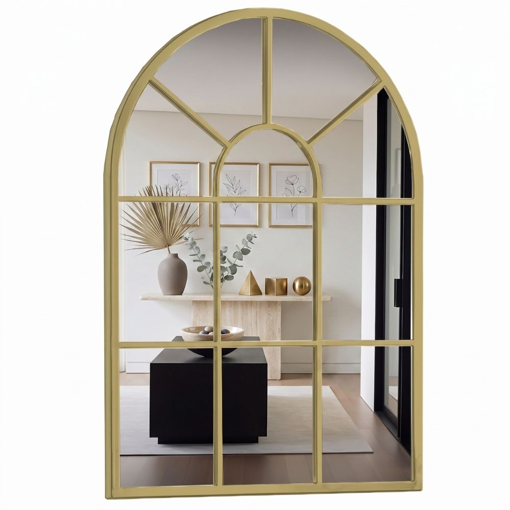 Espejo ventana en forma de arco Marctani con marco metálico dorado en salón moderno.