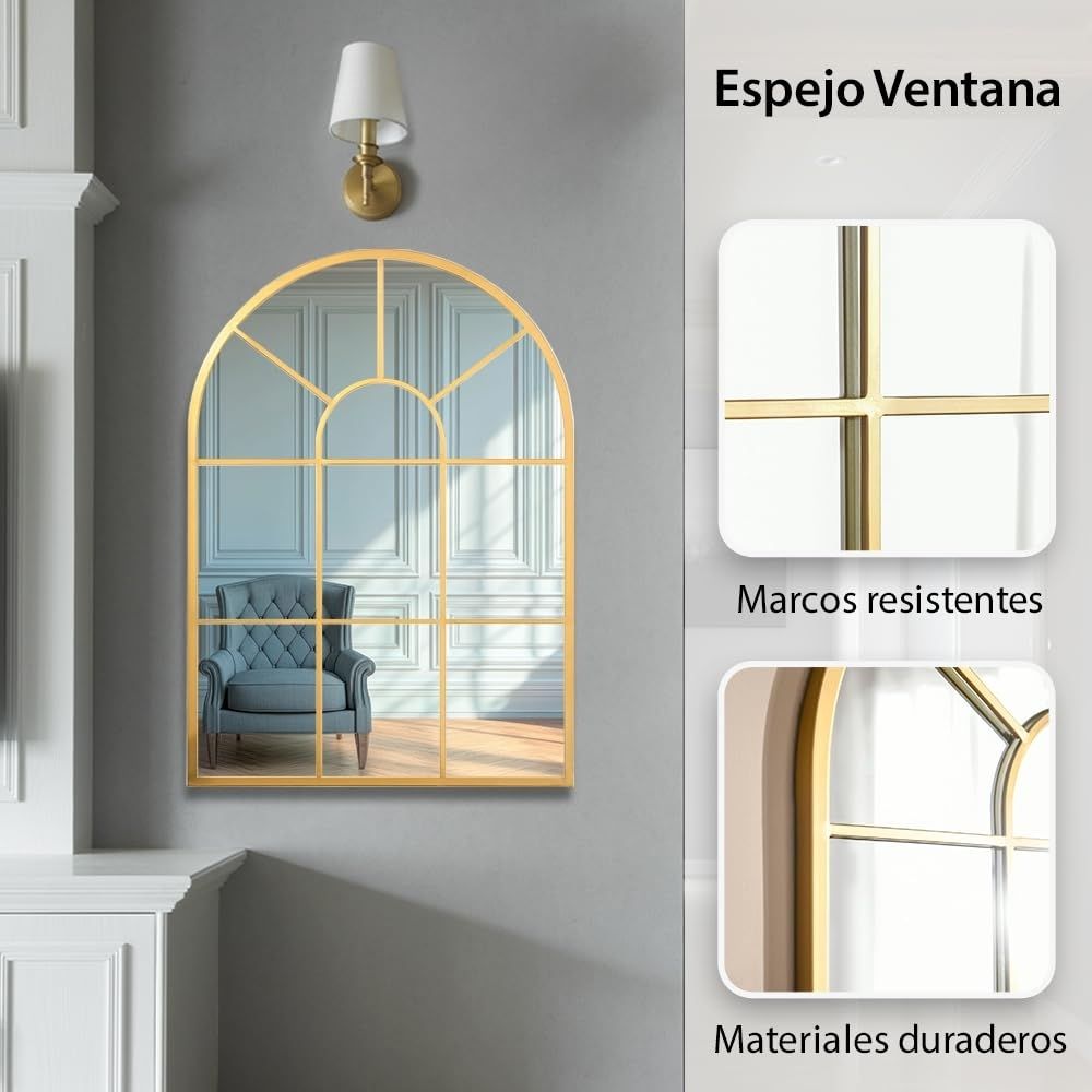 Espejo ventana en forma de arco Marctani con marco metálico dorado en salón moderno.