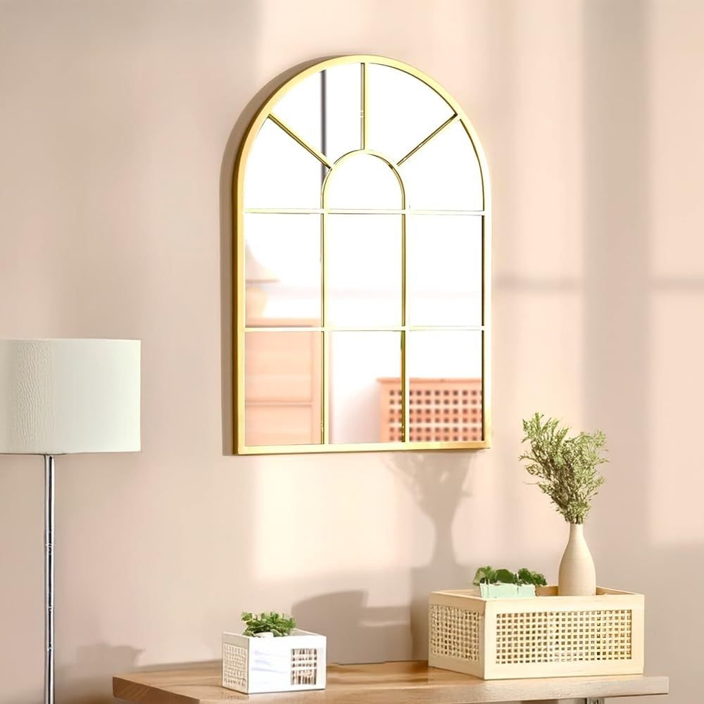 Espejo ventana en forma de arco Marctani con marco metálico dorado en salón moderno.