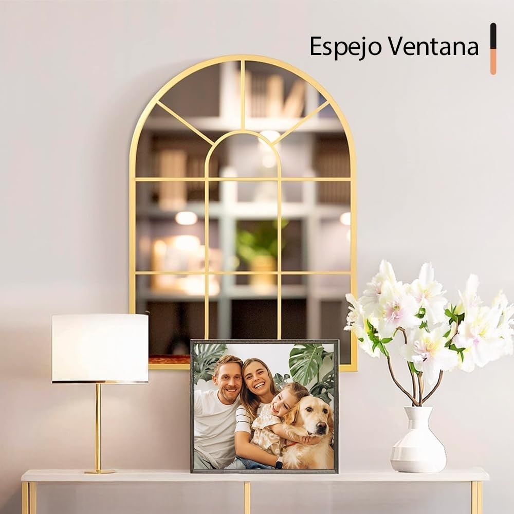 Espejo ventana en forma de arco Marctani con marco metálico dorado en salón moderno.