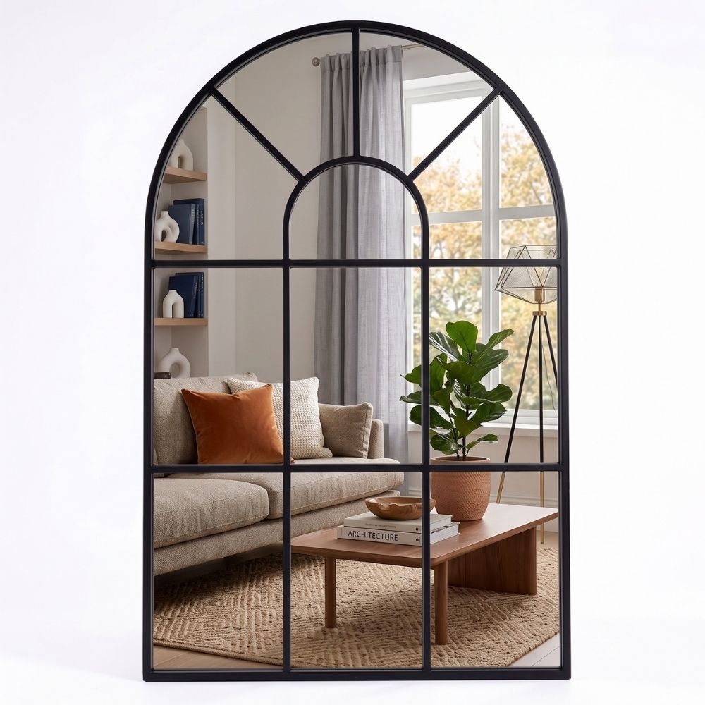 Espejo ventana en forma de arco Marctani con marco metálico negro en salón moderno.