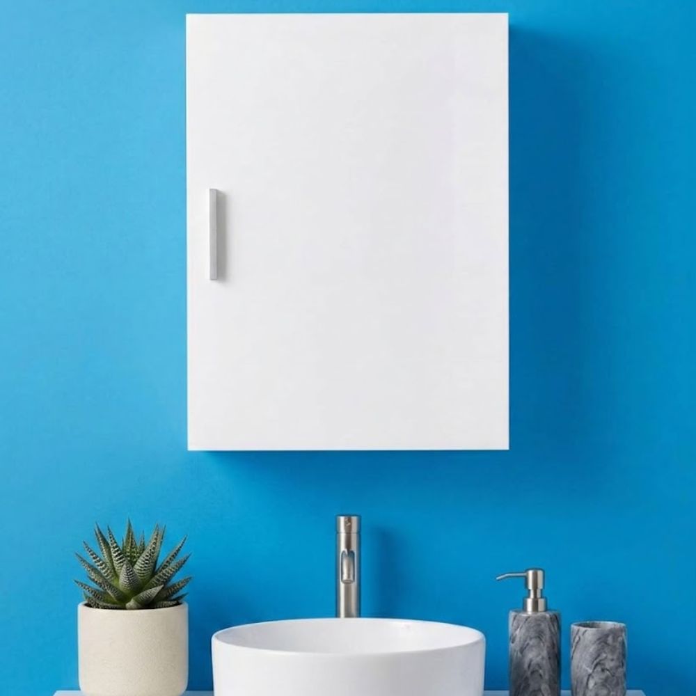 Armario de baño de pared blanco Marctani instalado sobre un lavabo moderno.