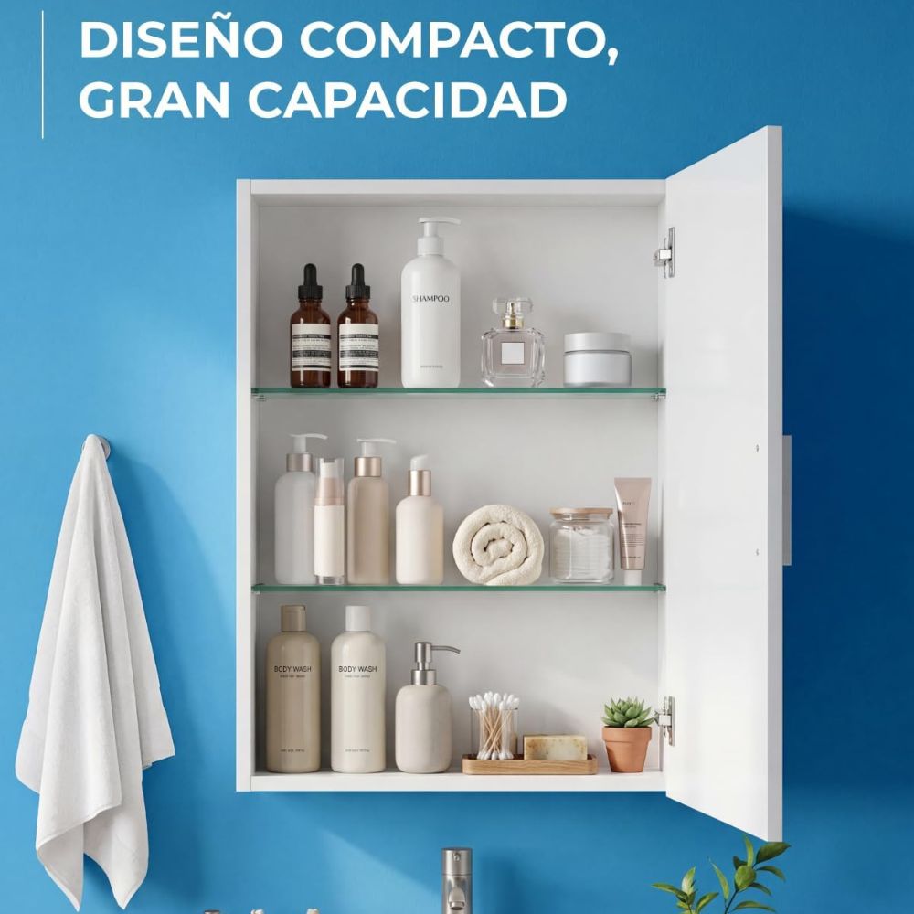 Armario de pared blanco brillante organizando artículos de aseo y cosméticos.