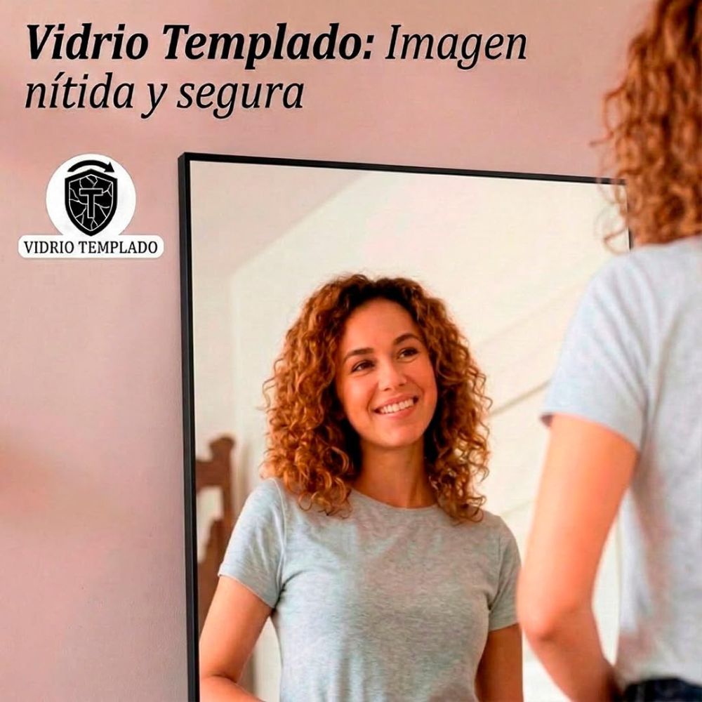 Espejo de cuerpo entero Marctani instalado directamente en la pared del recibidor.