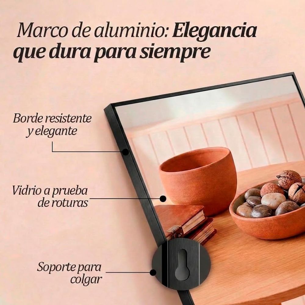 Espejo de cuerpo entero Marctani instalado directamente en la pared del recibidor.