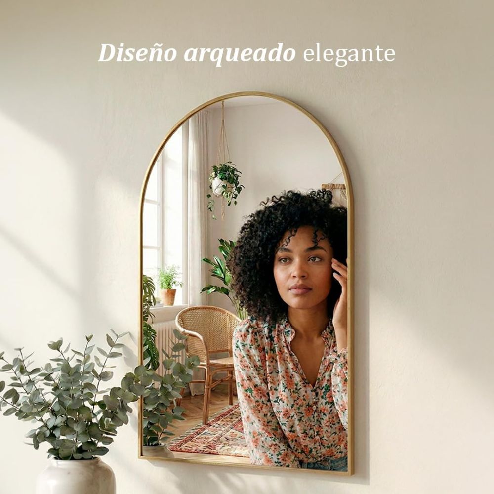 Detalle del perfil slim de aluminio pulido en el espejo estilo ventana.
