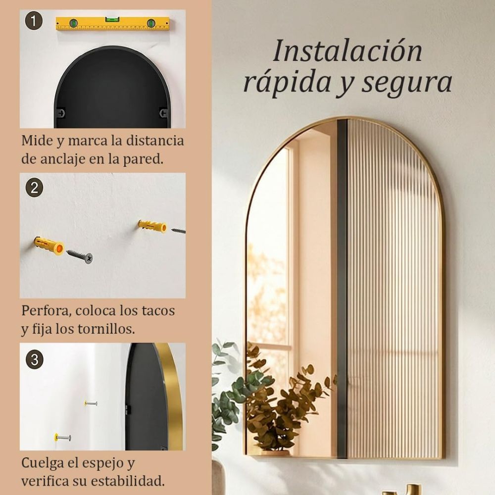 Espejo decorativo arqueado dorado aportando luz y amplitud a un salón moderno.