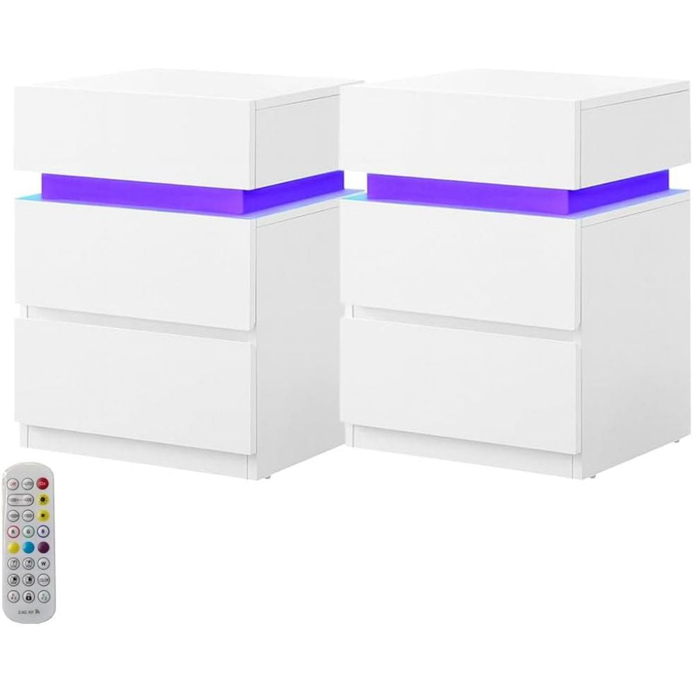 Pack de dos mesitas de noche blancas decorando un dormitorio principal.