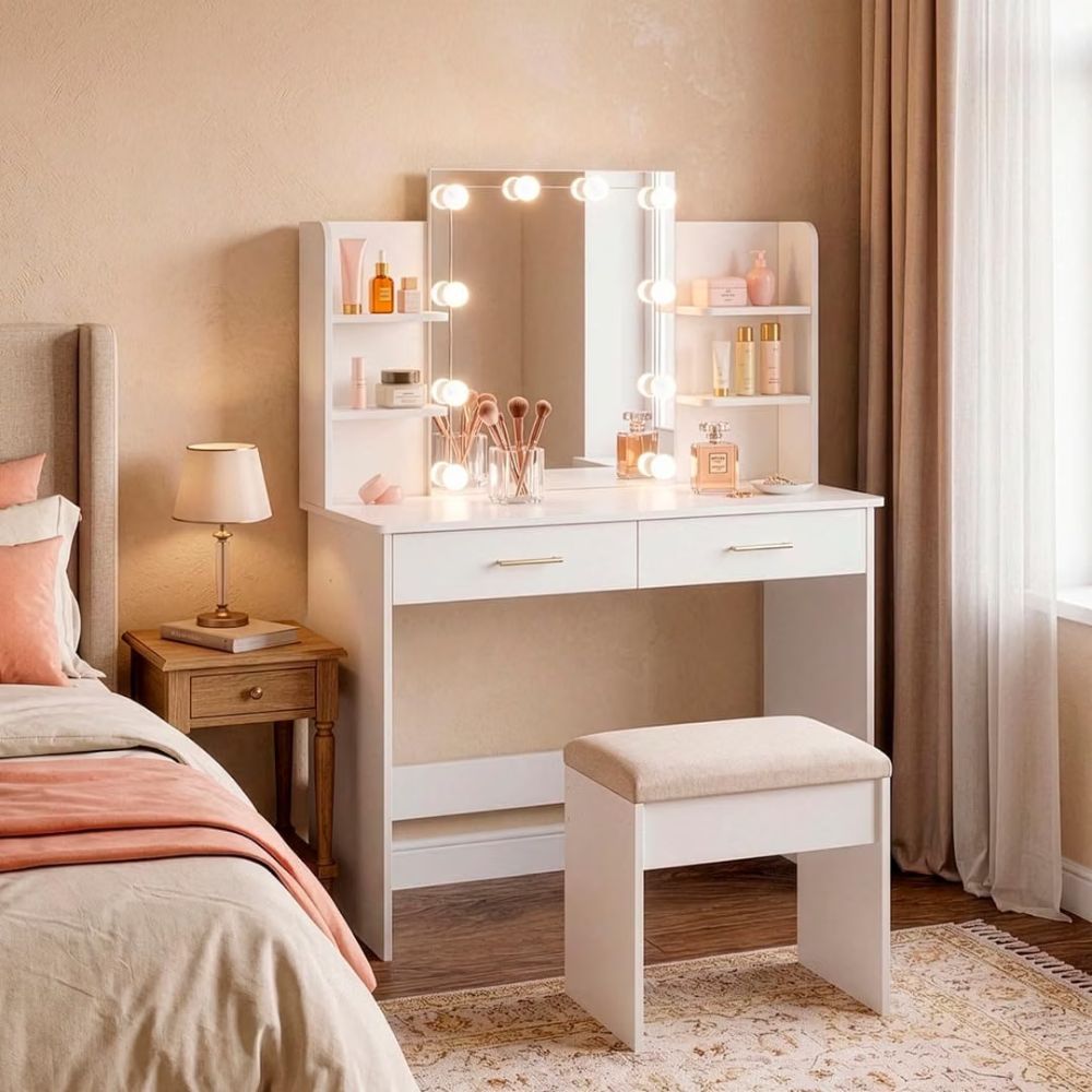 Detalle de los 2 cajones con elegantes tiradores dorados para organizar cosméticos.
