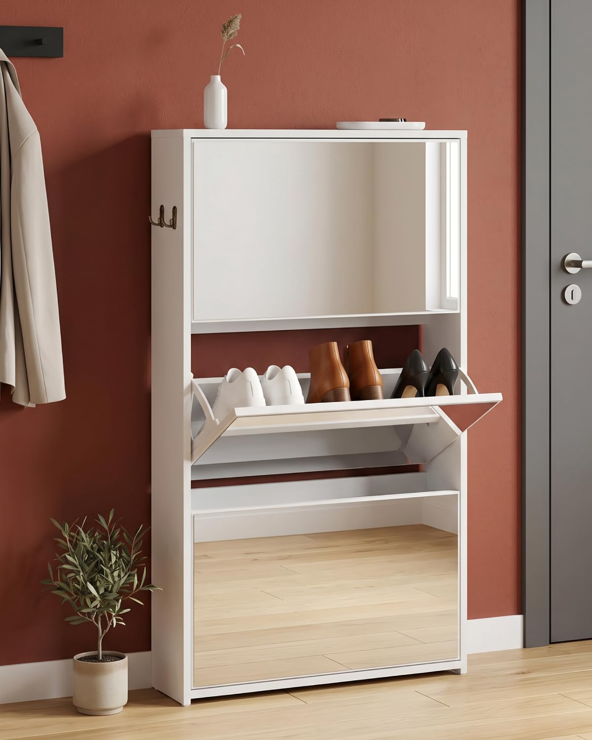 Mueble zapatero ultra estrecho de 17 cm de fondo en un recibidor pequeño.
