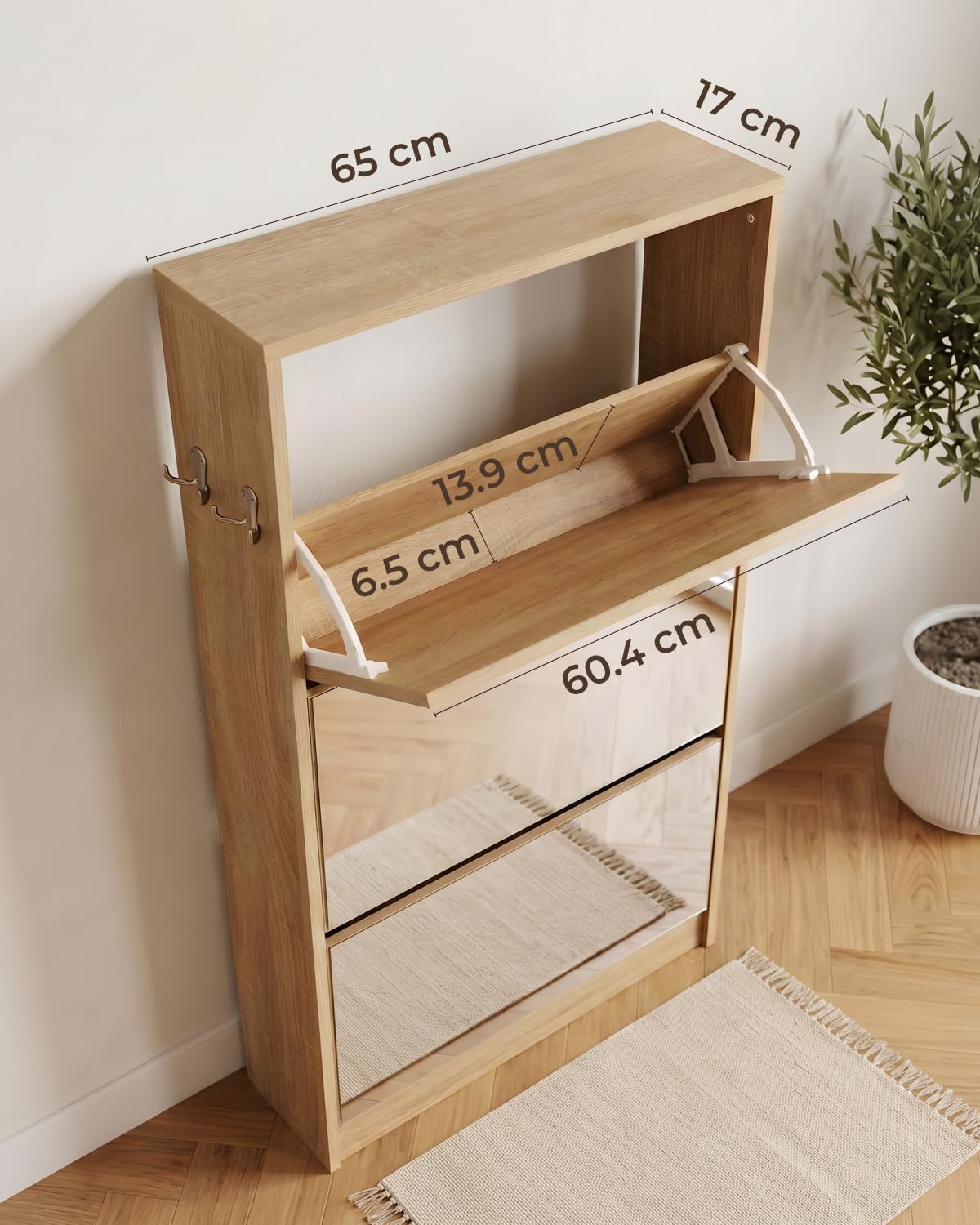 Detalle de la percha y ganchos laterales de acero para llaves y bolsos.
