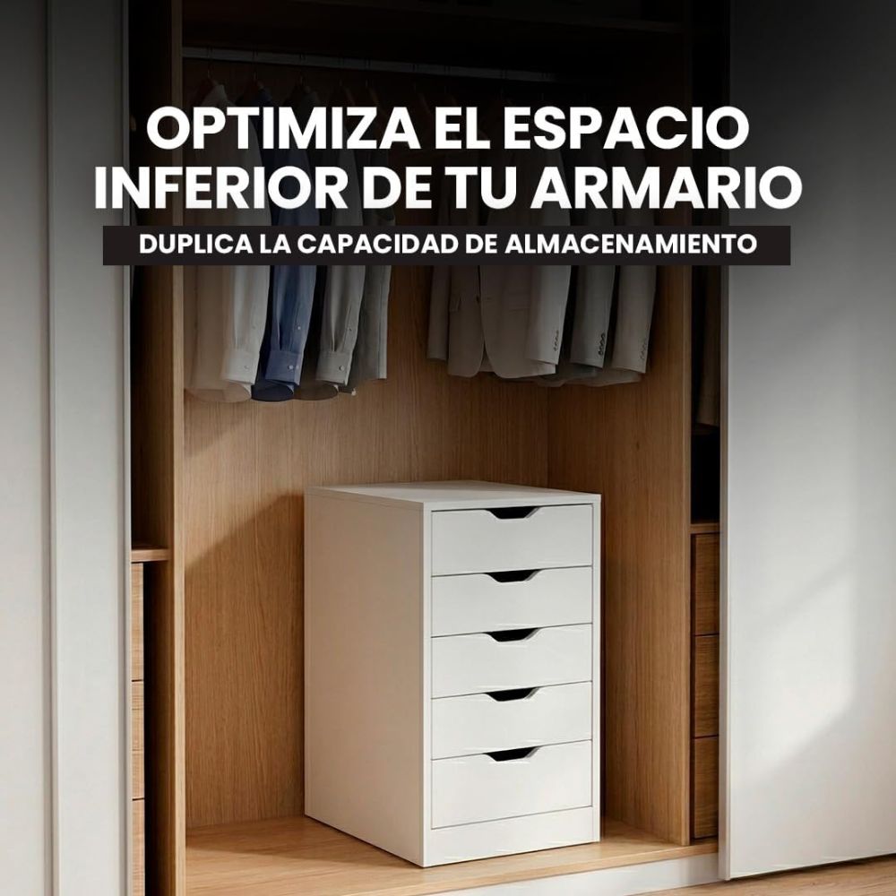 Inserción manual de las piezas rodantes en el mueble archivador de madera.
